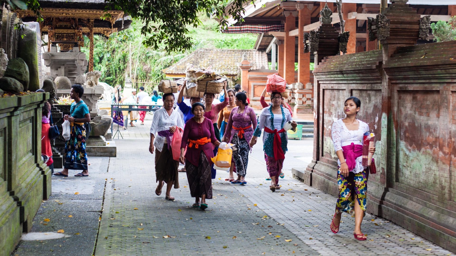 Frauen im Hindu Tempel "Pura Tirta Empul" in Bali