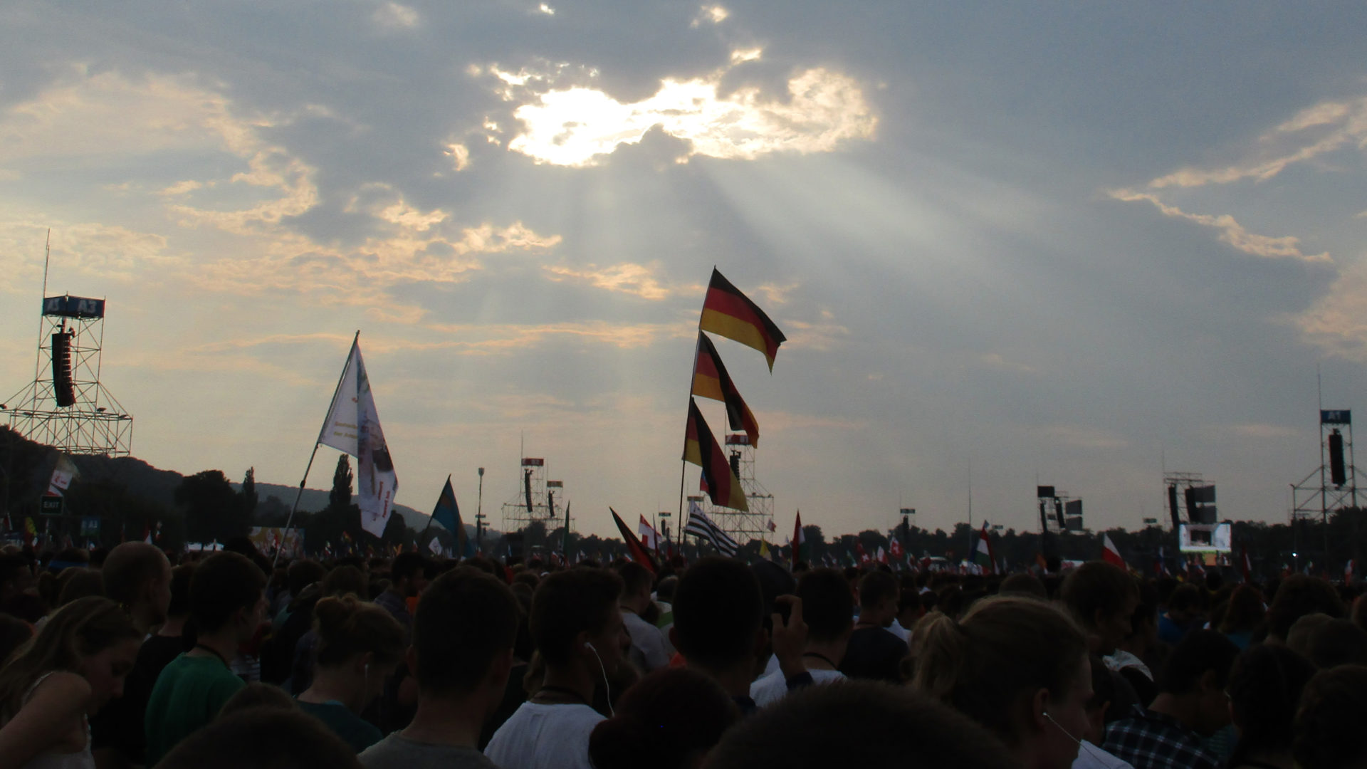 Offener Himmel über Weltjugendtags-Teilnehmern am Eröffnungsgottesdienst in Krakau.