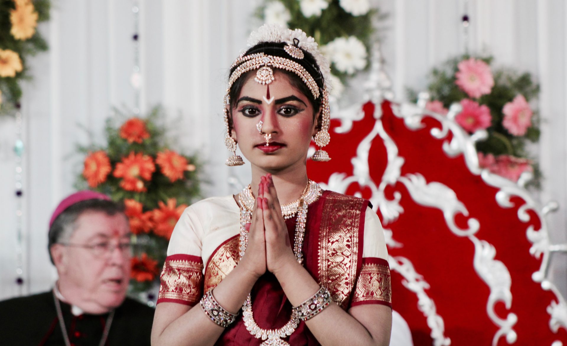 Sparshita sagt Dhanyavad (Danke) nach ihrem Kuchipudi Tanz im Andra Pradesh, Indien