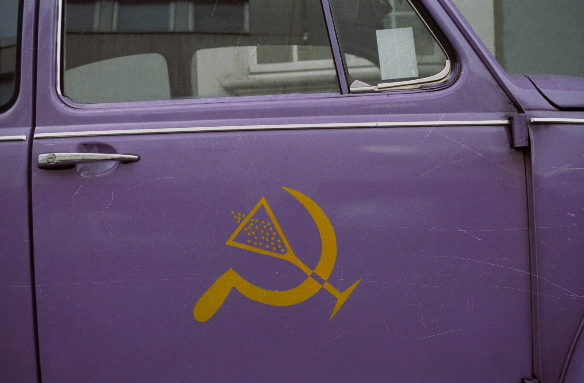Sektglas und Kommunisten-Sichel auf einem Trabi.
© Vera Rüttimann 1990