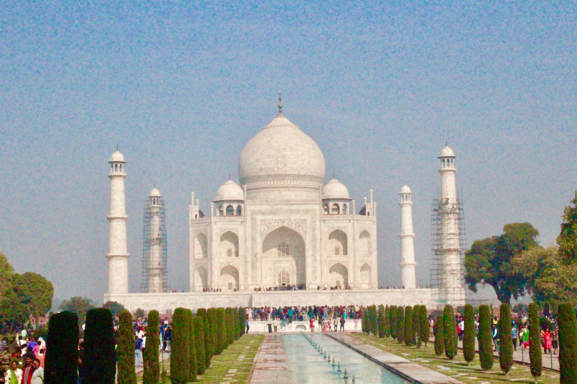 Taj Mahal. Er ist ein beliebtes Ziel frisch vermählter indischer Eheleute, der Besuch soll die gegenseitige Liebe dauerhaft machen und bestärken