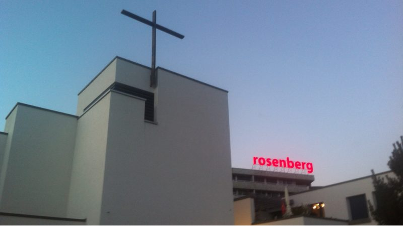 Auch hier spielt der Markt - unsere Kirche steht neben einem Einkaufszentrum. Bild: Karin Reinmüller