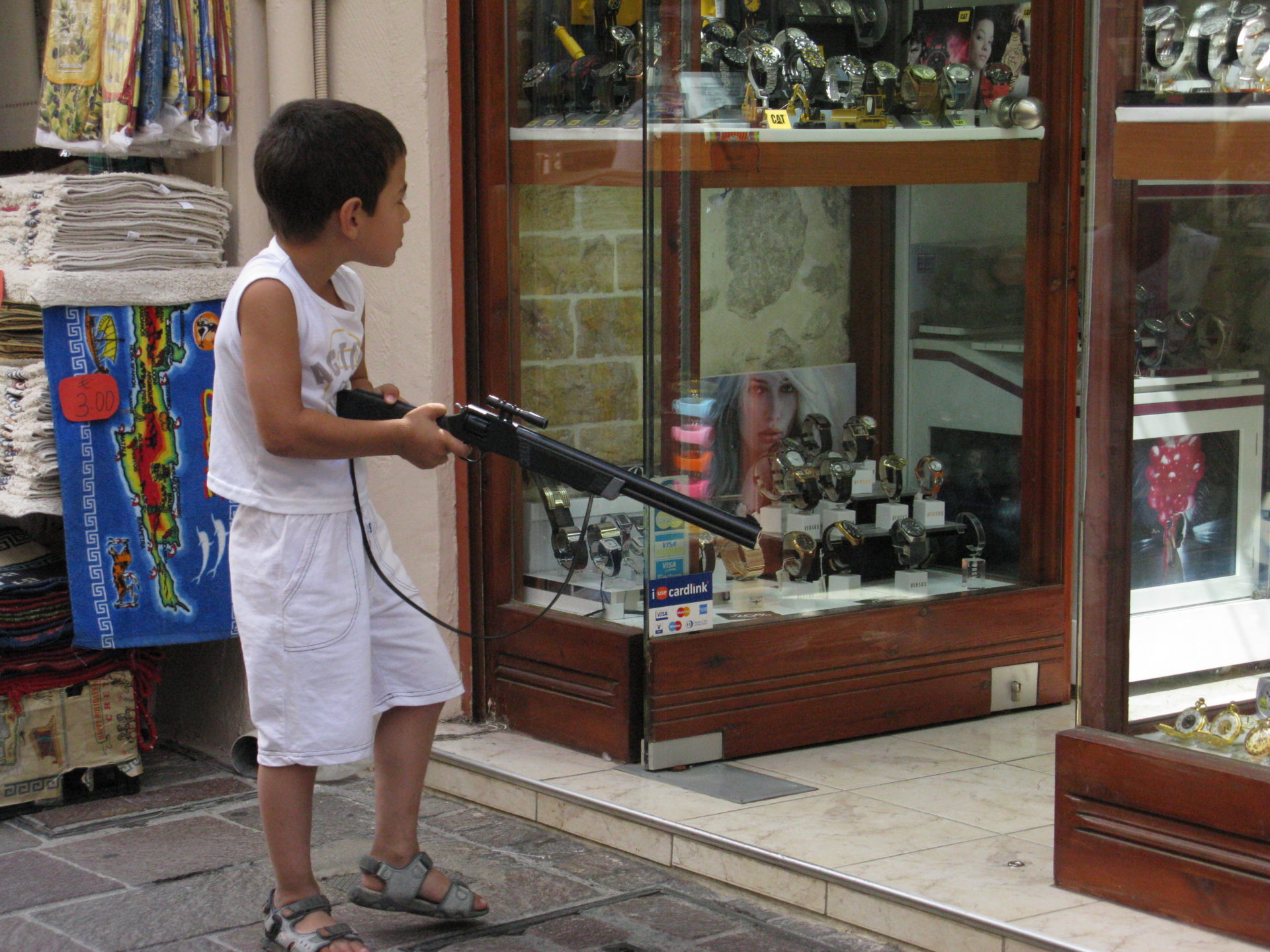 Waffen schaffen keinen Frieden. © Walter Ludin