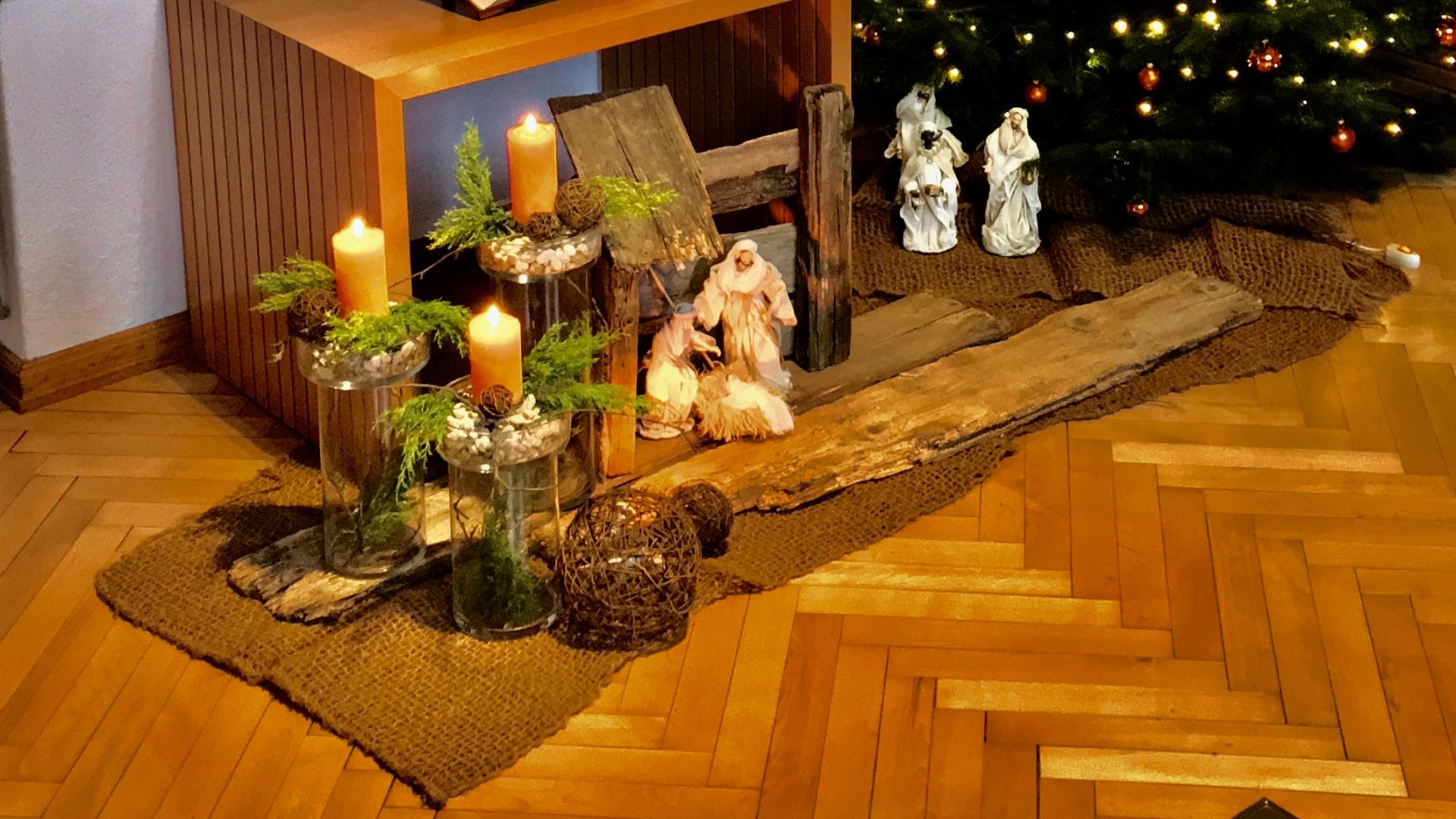 Diese Weihnachtskrippe hat Br. Paul Mathis in inneren Chorraum des Kapuzinerklosters Wesemlin aufgestellt. Sie stammen von den Philippinen.