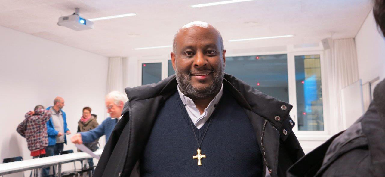 Der eritreische Priester Abba Mussie Zerai an der Uni Luzern.  © Walter Ludin 2016