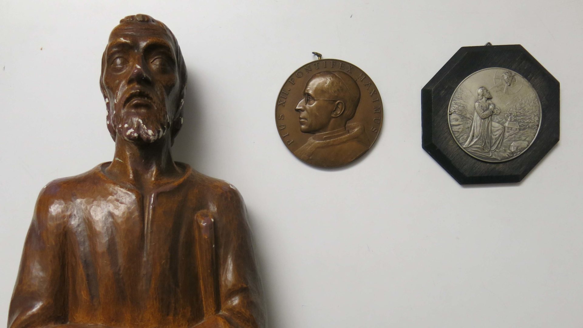 Die Bruder-Klaus-Statue (1947), ein Papst-Pius-XII.-Medaillon zum Heiligen Jahr 1950 und eine Bruder-Klaus-Devotionalie aus dem Wohnzimmer von Oskar Gunzinger-Allemann (1887–1987) in Welschenrohr (SO). (Foto: Urban Fink)