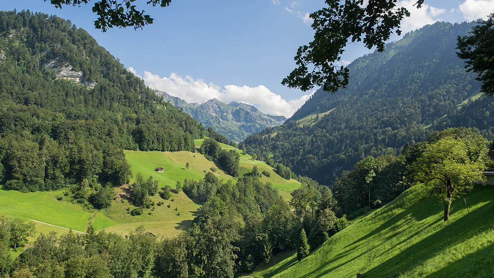 Einsamkeit: Blick vom Flüeli Richtung Ranft mit den Bergen im Hintergrund. (Foto: © Konrad Busslinger, Rex-Verlag Luzern)