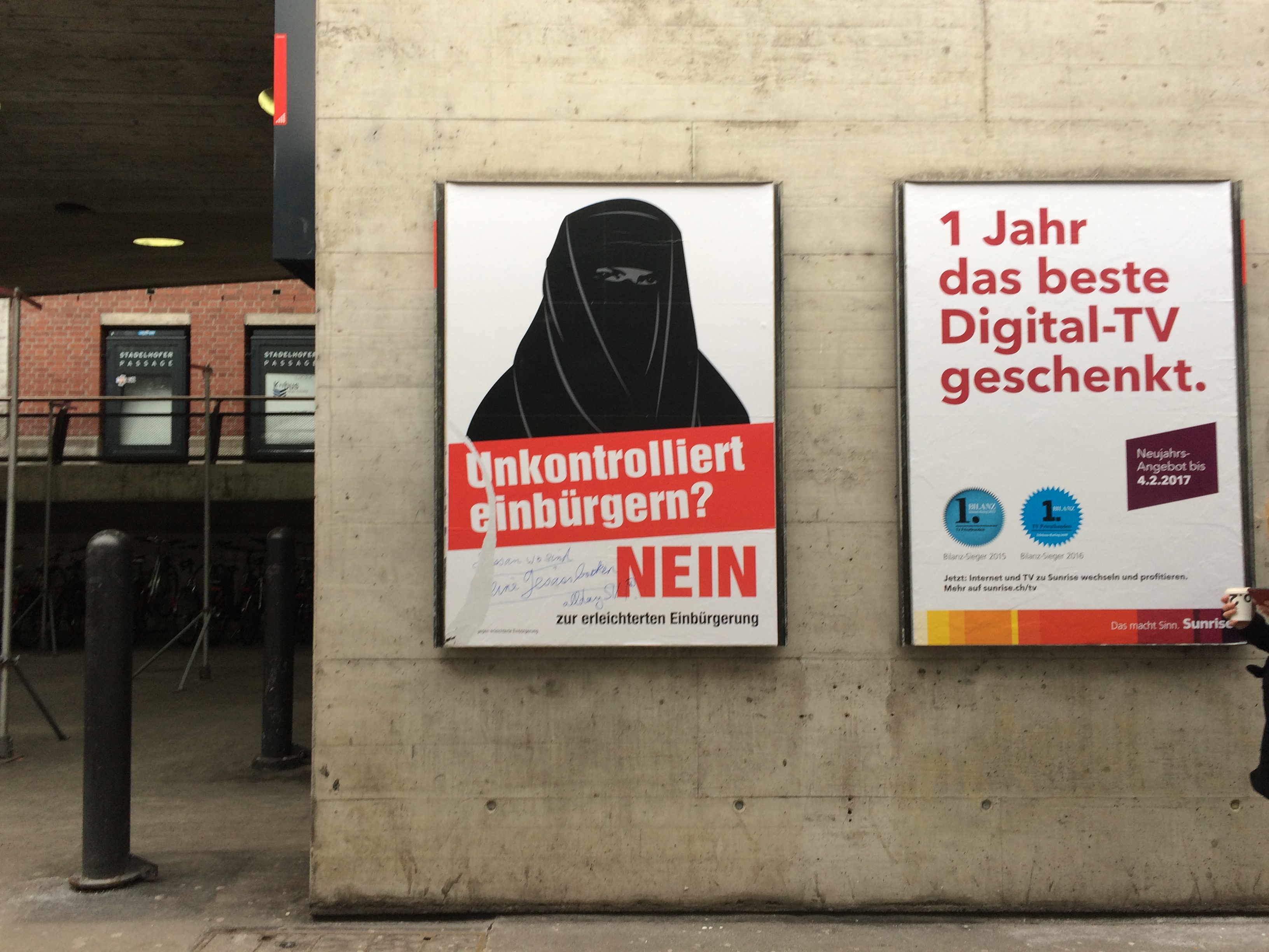 Niqab-Plakat am Bahnhof Stadelhofen