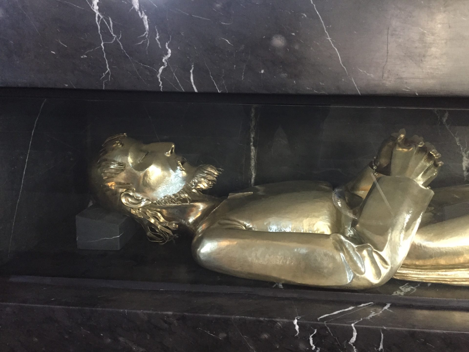 Vor dem Altar von Alois Spichtig (1976) als Ministrant kniend, faszinierte mich das stilisierte Bild des Heiligen in der Silberfigur des Heiligen von Meinard Burch-Korrodi (1934). Wer und wie war er wirklich? (Foto: Peter Spichtig op)