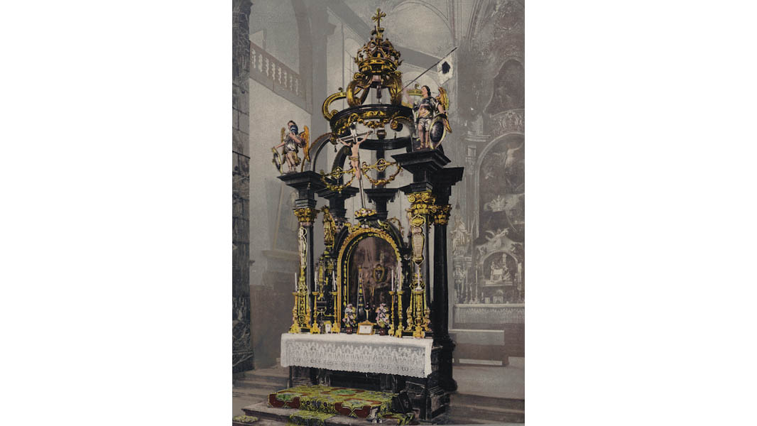 Reliquienaltar mit Säulenbaldachin und Reliquienfassung von 1732. Kolorierte Fotographie aus einem Jubiläums-Album von 1917. Scan: Peter Spichtig.
