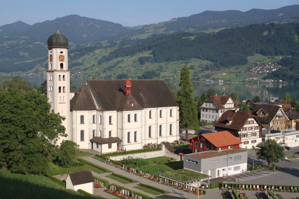 Blick auf die Pfarr- und Wallfahrtskirche Sachseln, ein Kulturgut von nationaler Bedeutung. (© Bruder Klausen Stiftung Sachseln)
