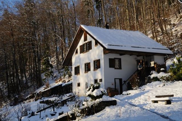 Seit über 800 Jahren leben im Tschütschi ob Schwyz Eremiten, seit 2009 erstmals eine Eremitin. (© Kirchgemeinde Schwyz)