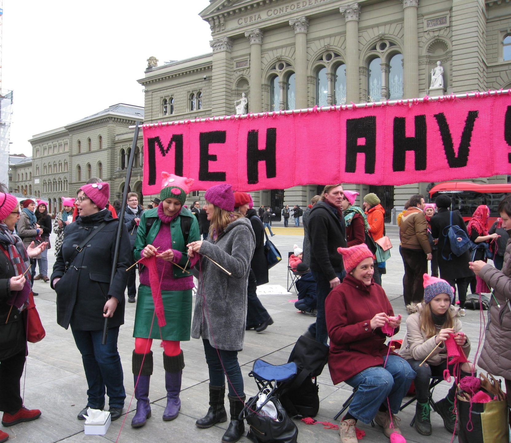Strick-in auf dem Bundesplatz in Bern. Foto: Elisabeth Aeberli
