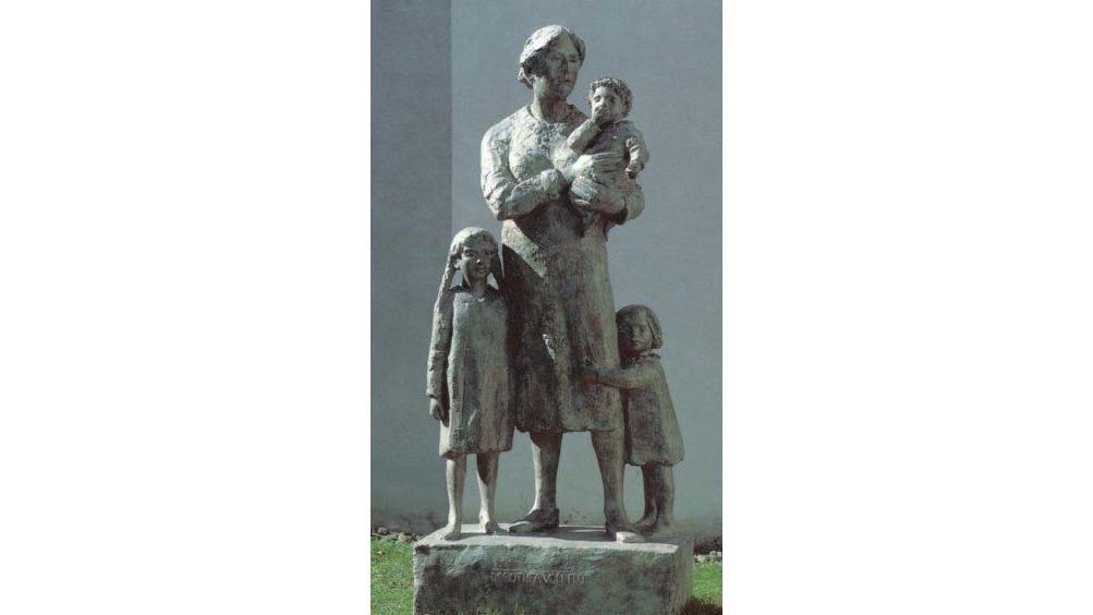 Dorothee mit drei ihrer jüngsten Kinder. Bronzestatue beim Turm der Sachsler Pfarrkirche von Rolf Brem 1991, gestiftet vom Schweizerischen Verband Katholischer Bäuerinnen. (© Bruder-Klausen-Stiftung Sachseln)