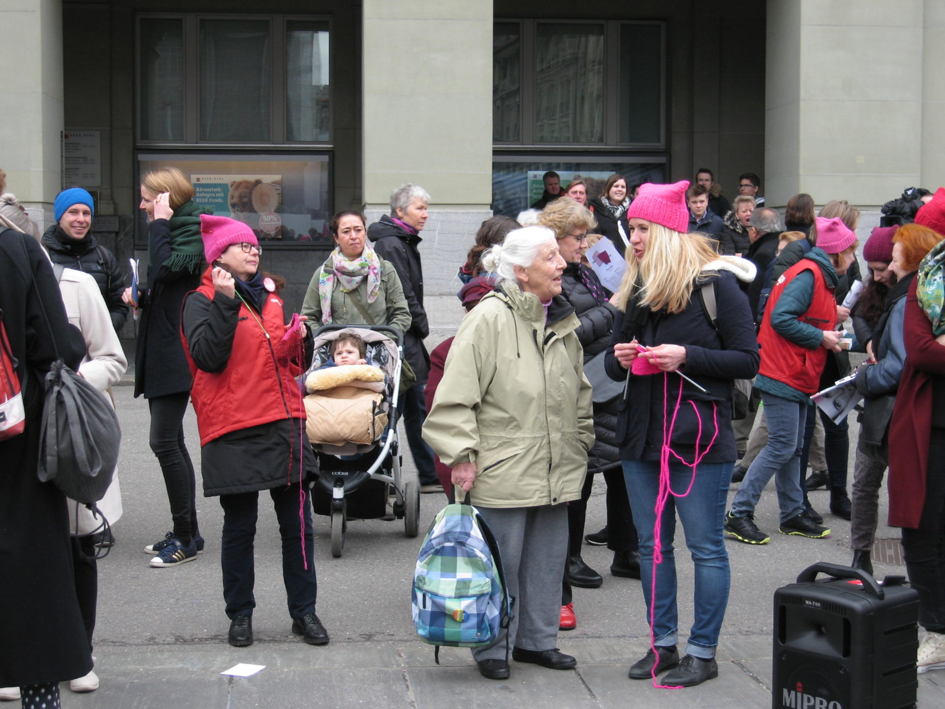 Louise Schneider mit weisser Windjacke auf dem Bundesplatz in Bern. Foto: Elisabeth Aeberli
