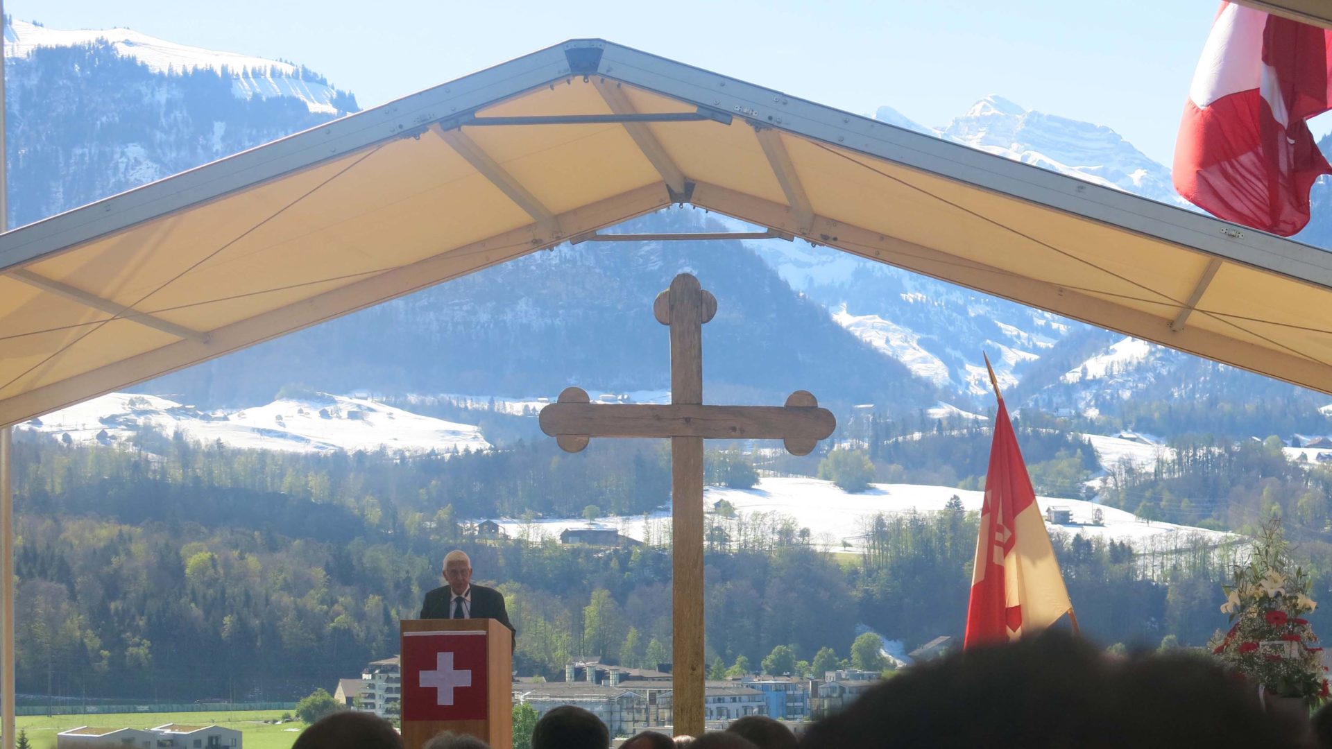 Blick vom Landenberg in Sarnen in Richtung Flüeli, mit Peter von Matt am Rednerpult. (Foto: Urban Fink-Wagner)