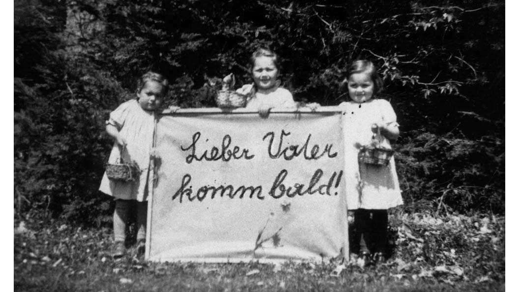 Drei Töchter Rosalia, Maria, Aloisia mit Transparent. Ostern 1943, für Franz Jägerstätter ins Berliner Gefängnis geschickt. (© Erna Putz)