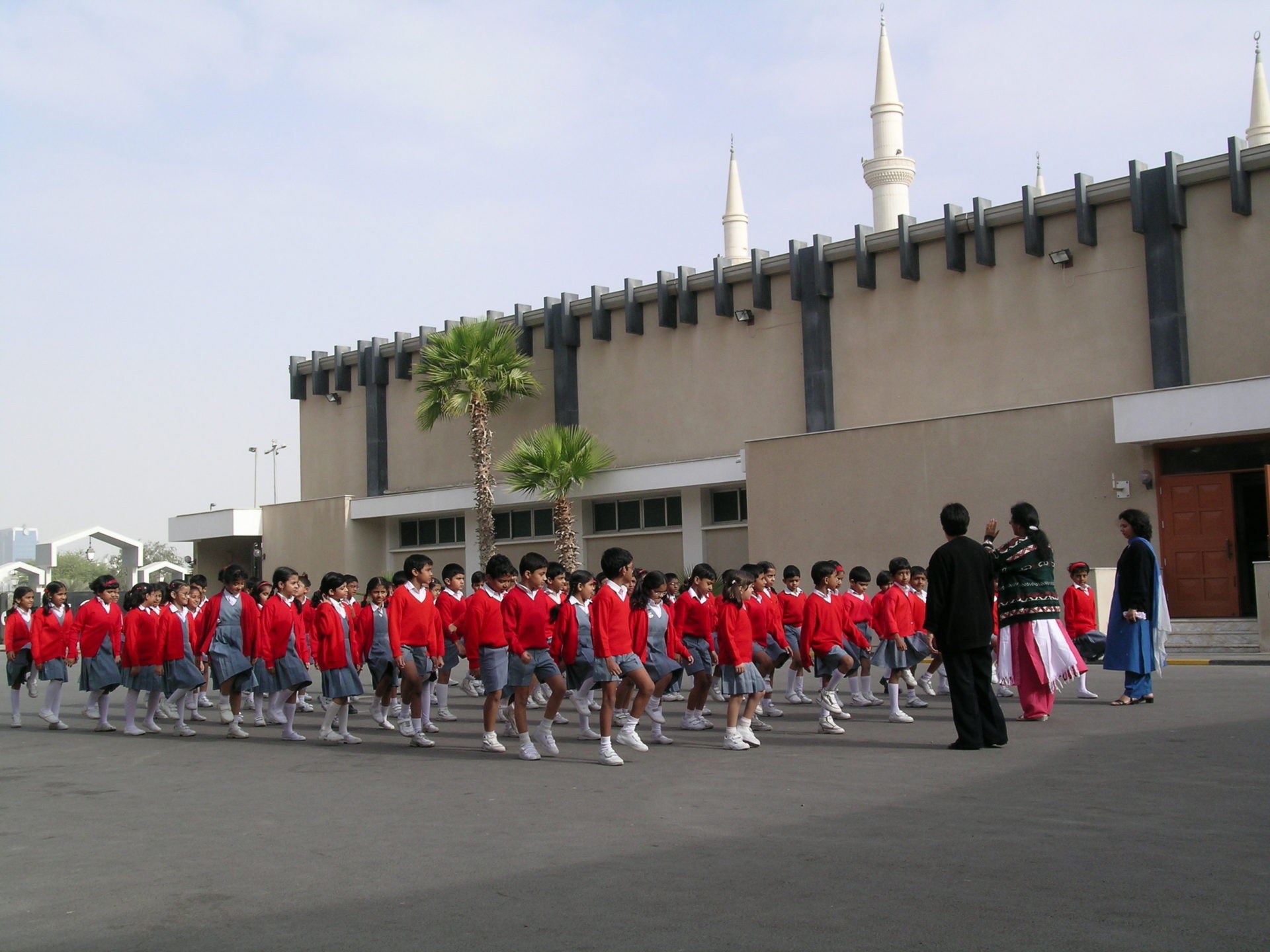 Abu Dhabi: katholische Schule vor Moschee. © Walter Ludin