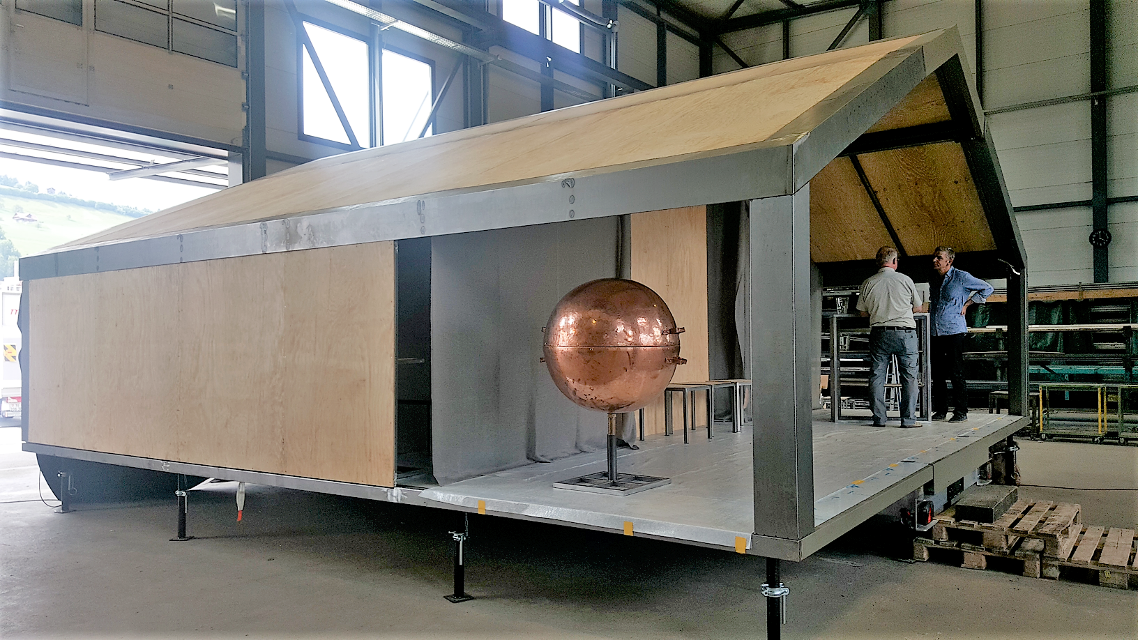Der Pavillon für das mobile Erlebnis «Niklaus von Flüe – Unterwegs»
im Aufbau, hier noch ohne Beschriftungen. (Foto: Trägerverein 600 Jahre Niklaus von Flüe)