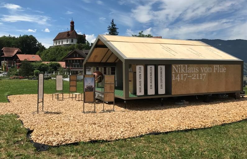 Der Pavillon für das mobile Erlebnis «Niklaus von Flüe – Unterwegs» nebst dem Wohnhaus im Flüeli-Ranft. (Foto: Trägerverein 600 Jahre Niklaus von Flüe)