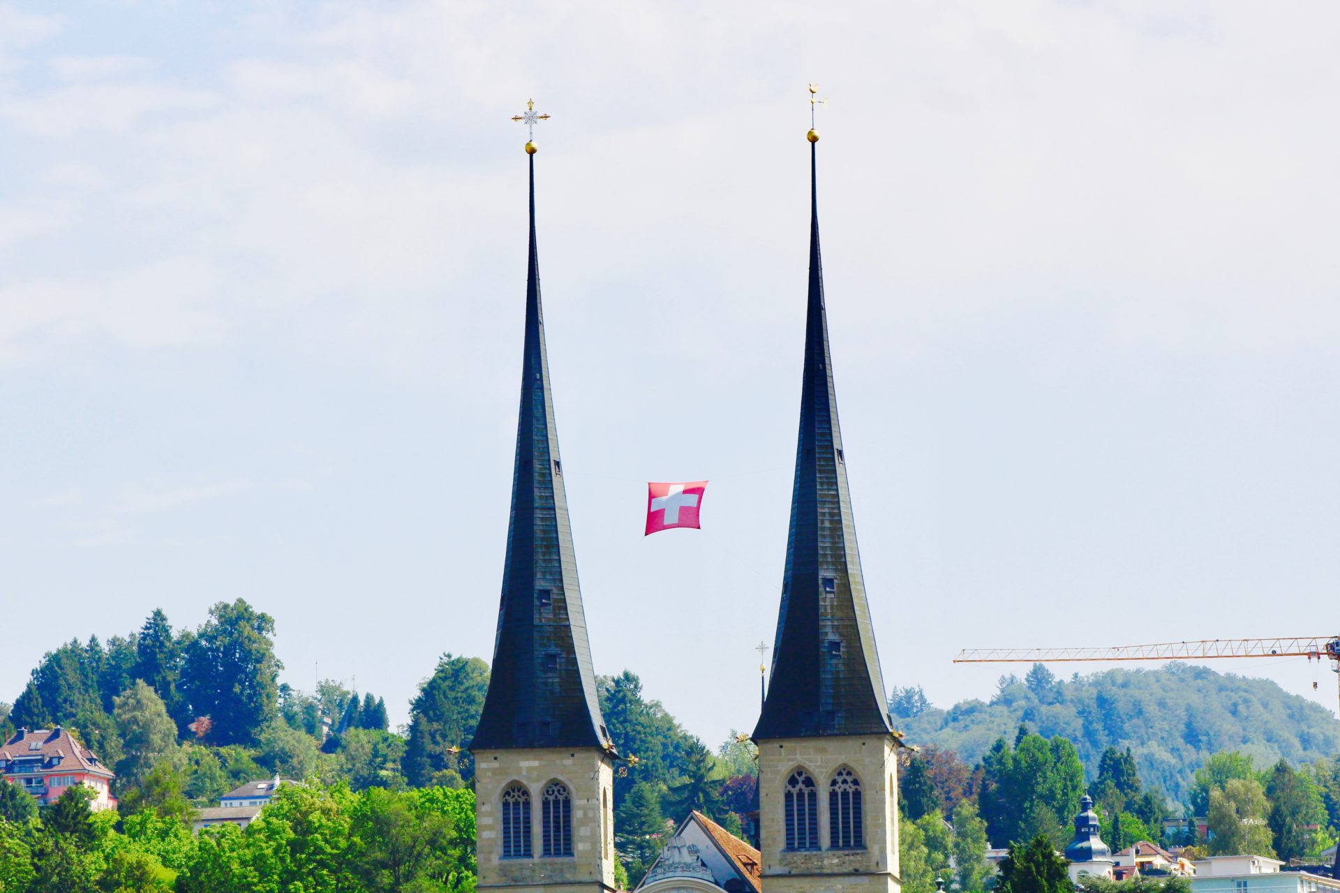 Schweizer Fahne zwischen den Türmen bei St. Leodigar im Hof
