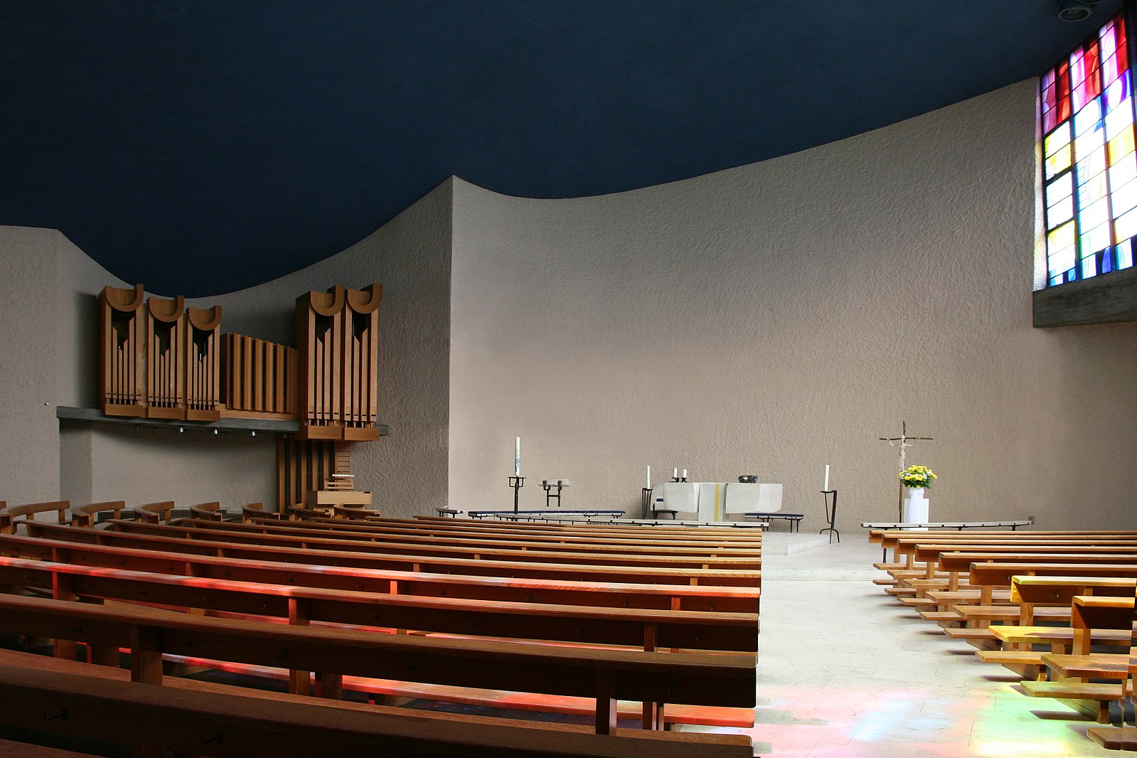 Das Innere der Bruder-Klaus-Kirche in Basel. (Foto: Charly Bernasconi, Wikimedia Commons)