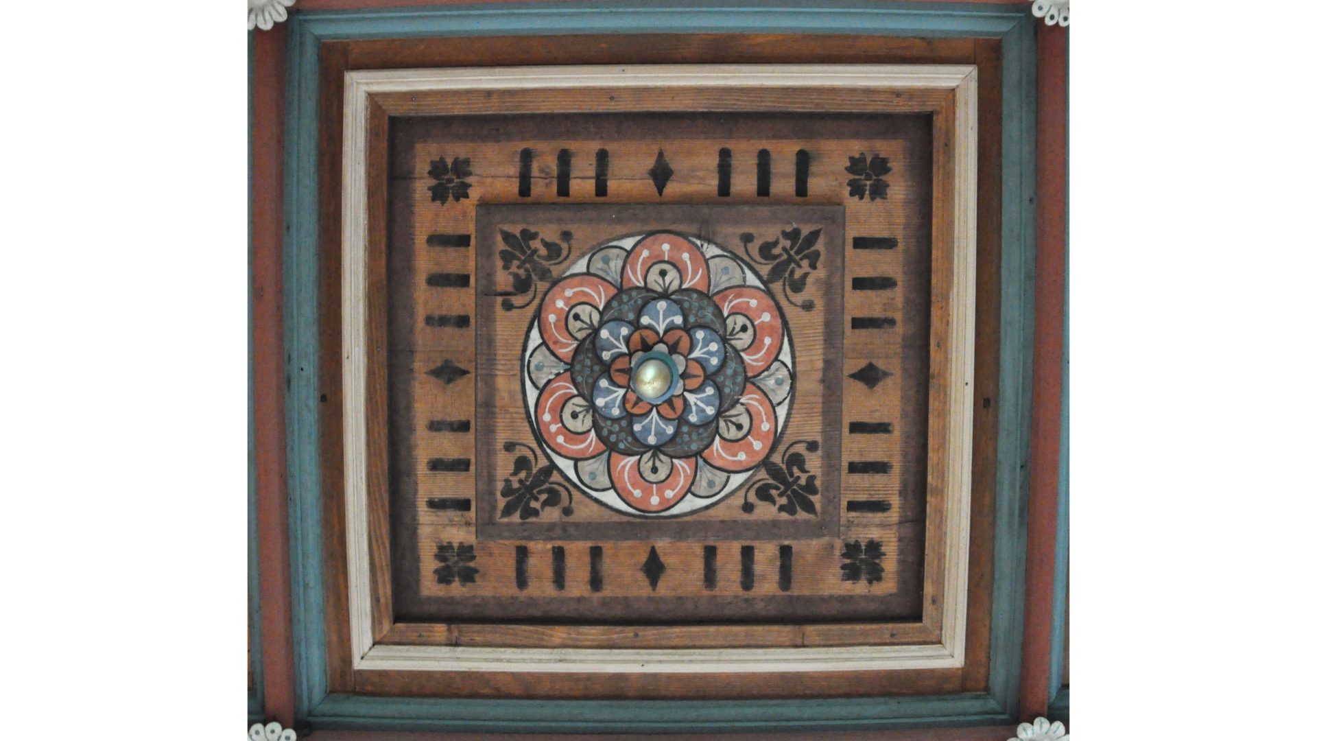 Schöne Kassettenmalerei in der Karl Borromäus-Kapelle von 1618. Diese Dekoration im Stil der Spätrenaissance stammt mit Sicherheit aus Italien. (© Bild Bernard Schubiger)