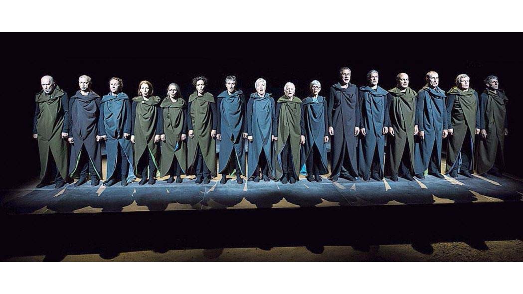 Szene aus dem Visionsgedenkspiel «Vo innä uisä» von Paul Steinmann (Autor) und Geri Dillier (Regie). (Foto: Sibylle Kathriner)