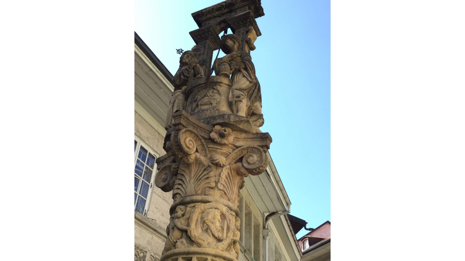 Sandsteinrelief des Heiligen an der Säule des Brunnens der Samaritanerin in Freiburg von 1552 (Kopie; Original im Musée d’art et d’histoire in Freiburg), (Foto: © Peter Spichtig)