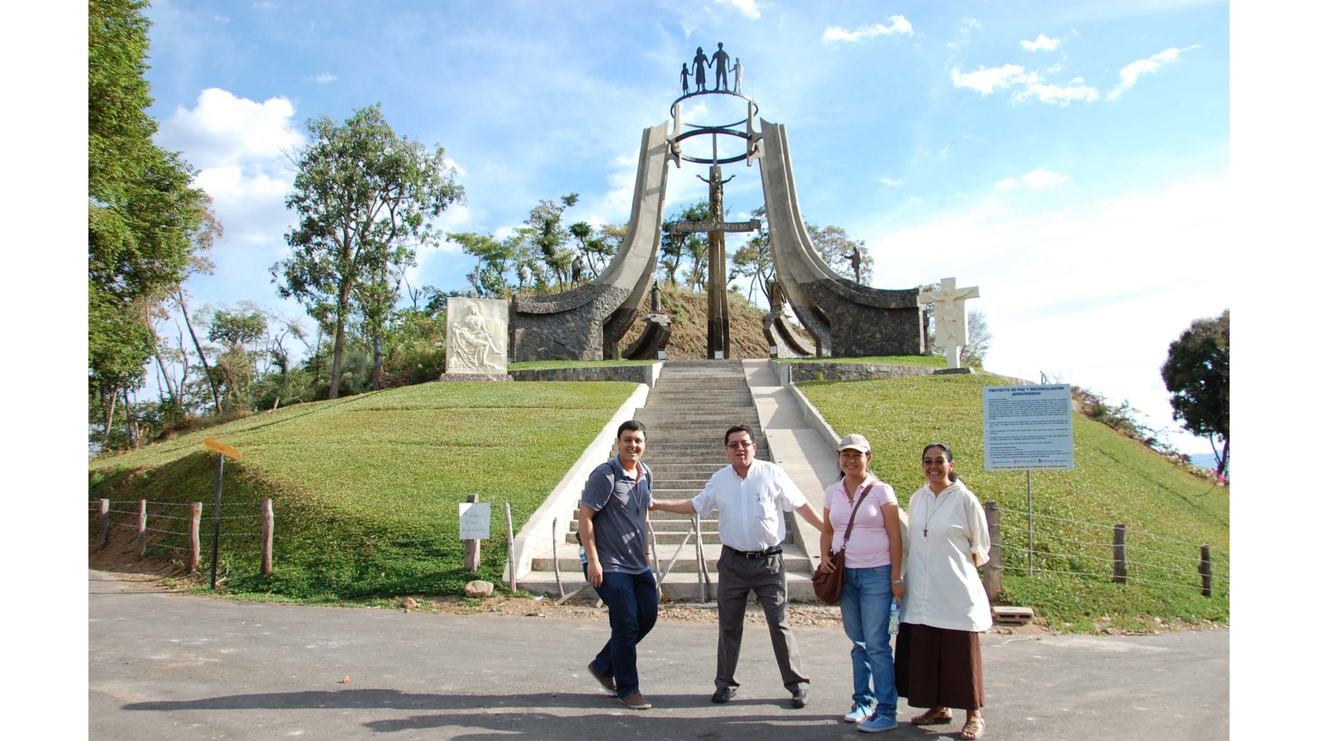 Das Versöhnungsmal von El Mozote (El Salvador). Zu den Heiligen, die an diesem Ort des Schreckens zur Versöhnung beitragen, gehört nebst Franz von Assisi, Martin Luther King, Mutter Teresa, Jorge Romero und Mahatma Gandhi auch Niklaus von Flüe. (© zvg)