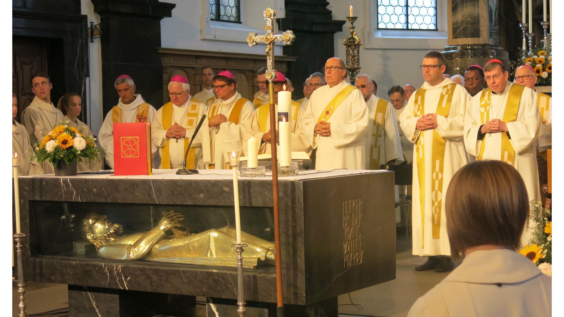 Ein Moment der Einkehr am Grabesaltar von Bruder Klaus während der Festmesse. (Foto: ufw)