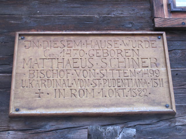 Gedenktafel am Geburtshaus von Kardinal Schiner im Weiler Mühlebach in der Gemeinde Ernen (VS). (Foto: ufw)