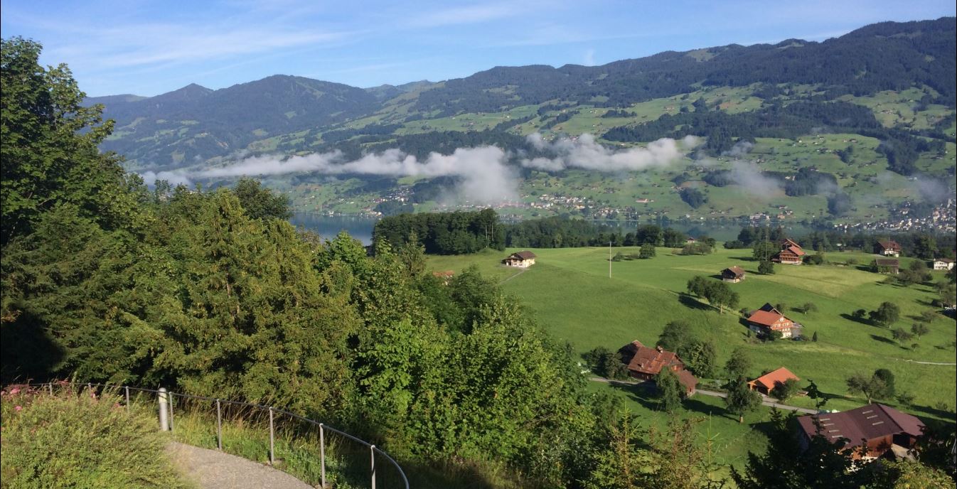 Blick von der Karl Borromäus-Kapelle von 1618 über das Sarnertal. (Bild: Roland Gröbli)