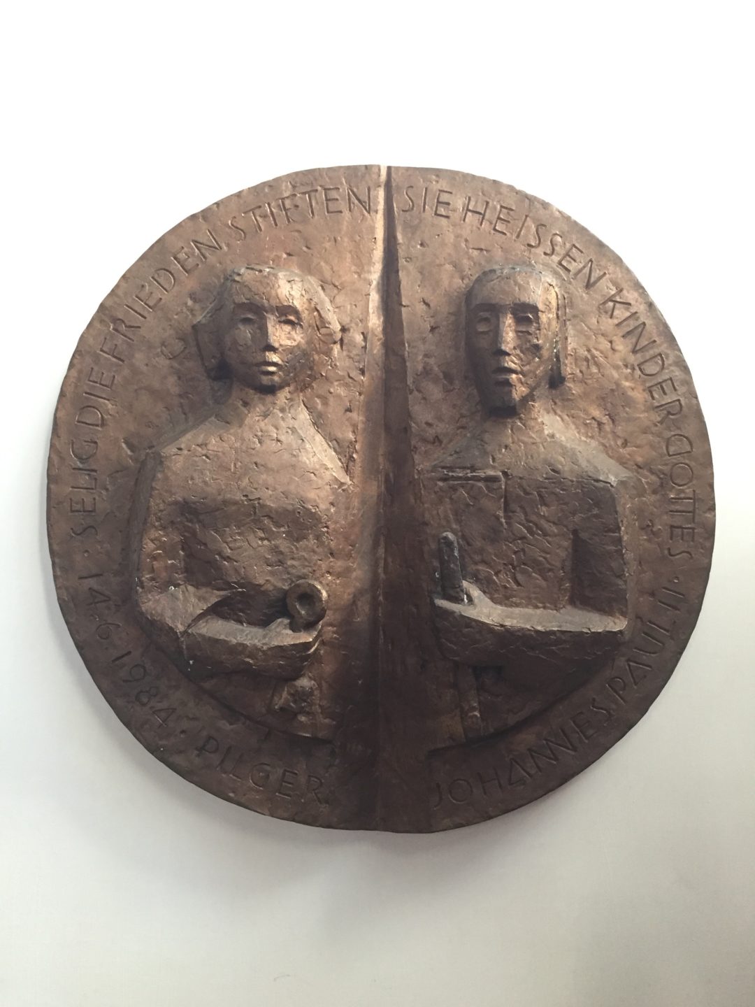 Alois Spichtig (1927-2014), Wandrelief von 1984 in der Pfarrkirche Sachseln. Der Strahl vom Himmel teilt und eint die beiden Eheleute zugleich (© Peter Spichtig).