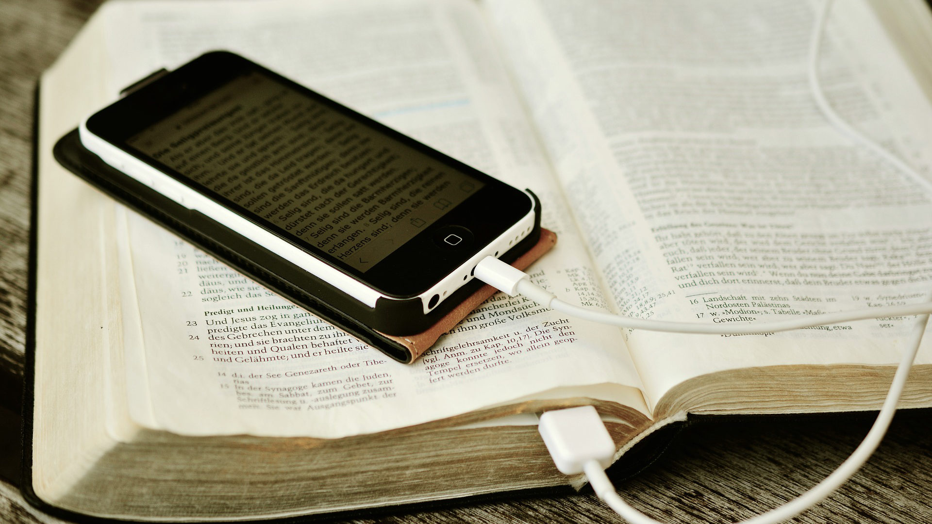 Bibel und Smartphone © pixabay.com CC0