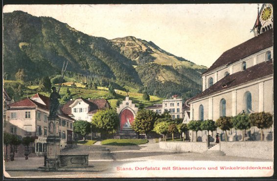 Blick auf den Stanser Dorfplatz (erbaut nach 1713) auf einer Postkarte von 1909. (Quelle: www.ak-ansichtskarten.de)