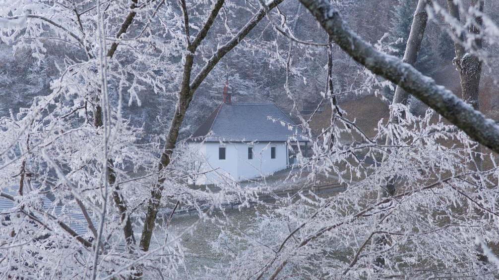 Die Ranftkapelle im Winter. So mag es anlässlich des Besuches von Albrecht von Bonstetten an Silvester 1478 ausgesehen hat, der ausdrücklich von den „vereisten und schneereichen Bergen“ schreibt. (Foto: Bruder-Klausen-Stiftung)