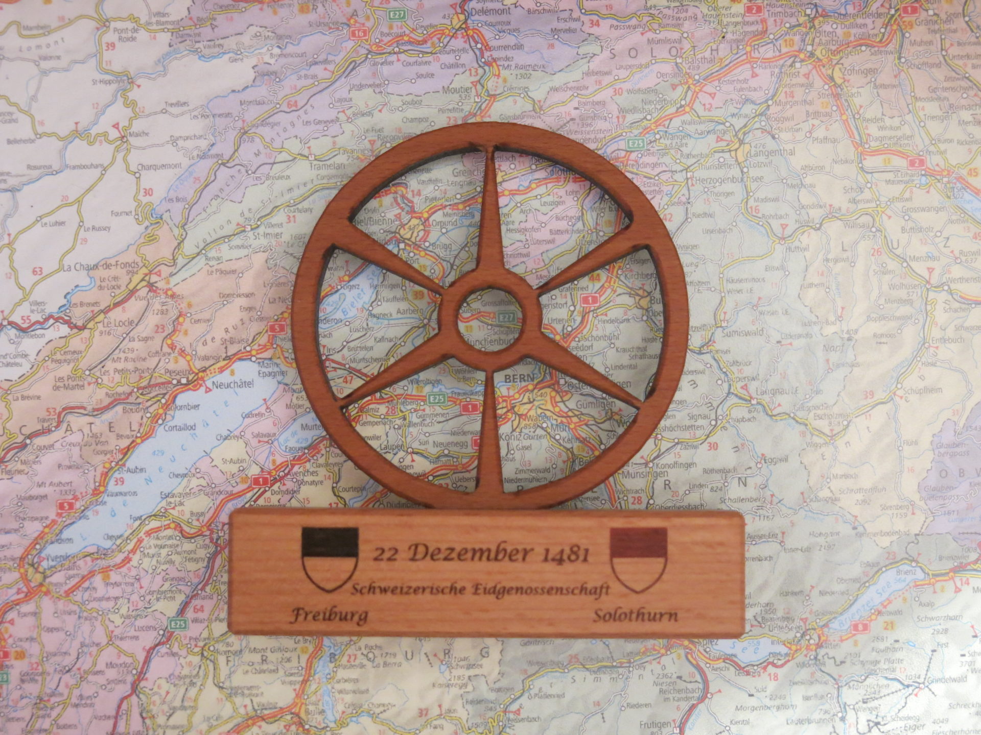 Das Rad von Bruder Klaus als Erinnerungsstück der Association des amis de "Frère Nicolas" von Freiburg als Erinnerungsstück an die Feier vom 22. Dezember 2017 im Grossratssaal Freiburg, wo auch Regierungsmitglieder aus den Kantonen Freiburg und Solothurn teilgenommen haben. (Foto: Urban Fink-Wagner)