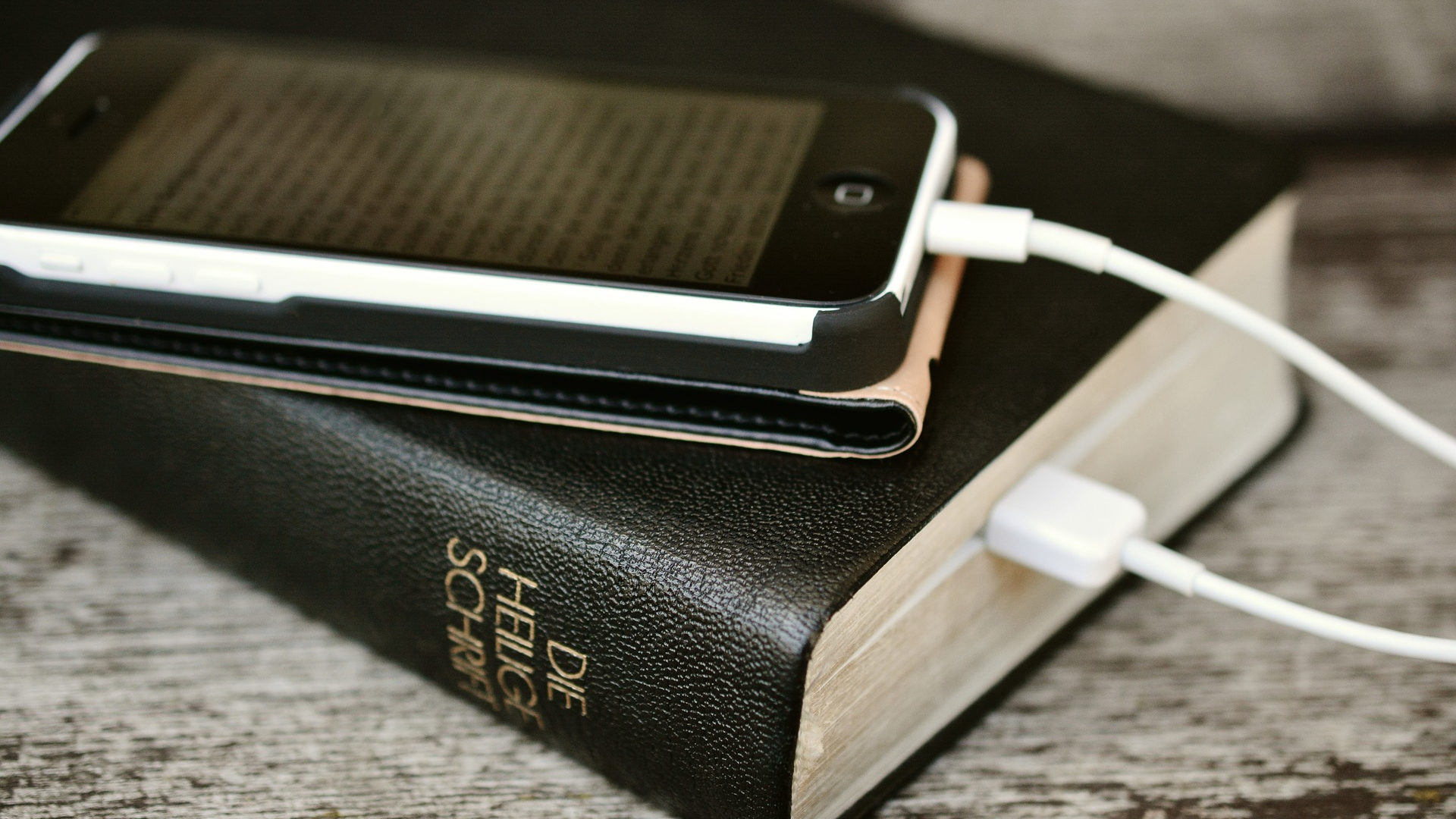 Bibel und Smartphone