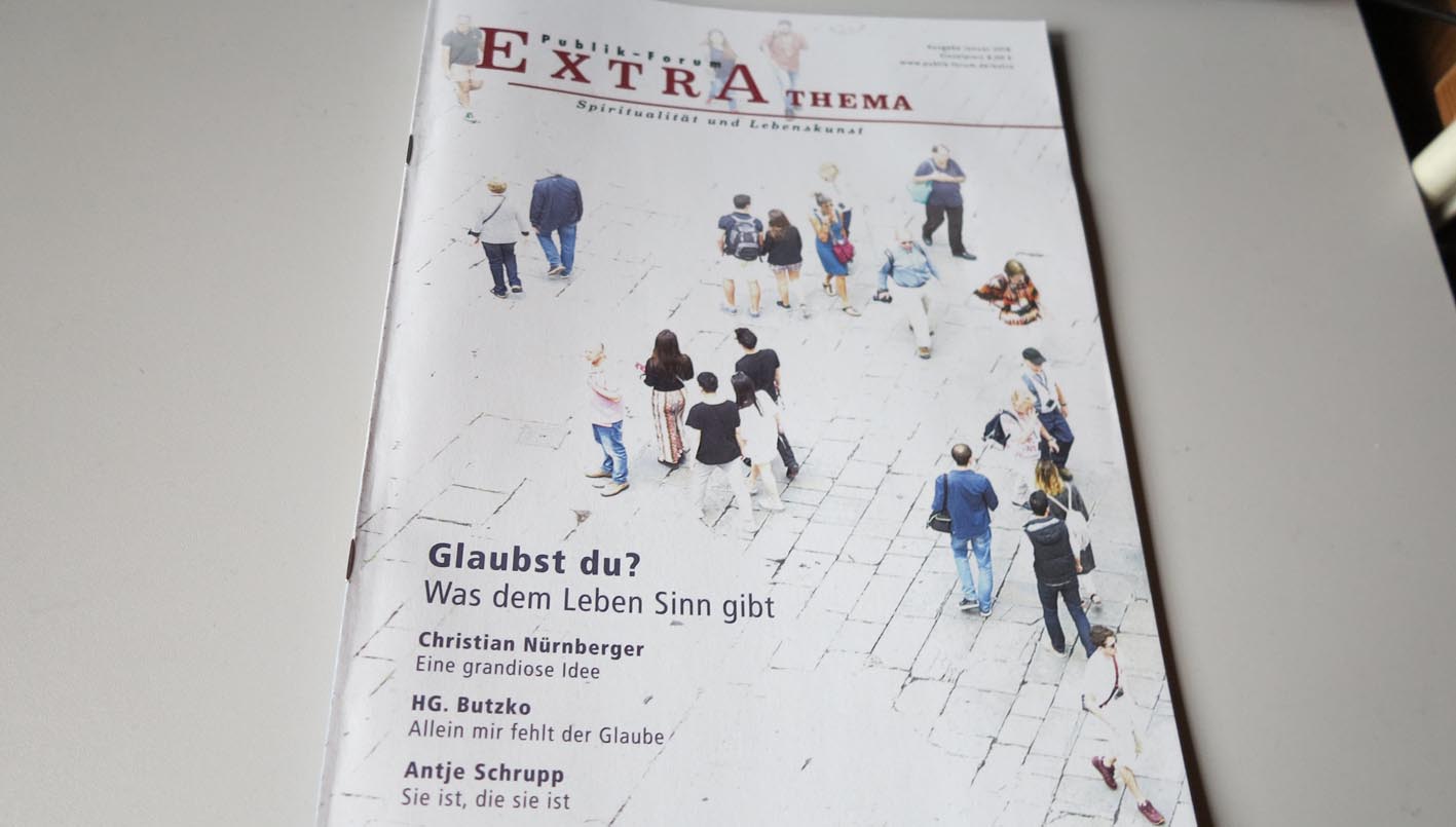 Ein neues Heft von Publik-Forum-EXTRA © Walter Ludin