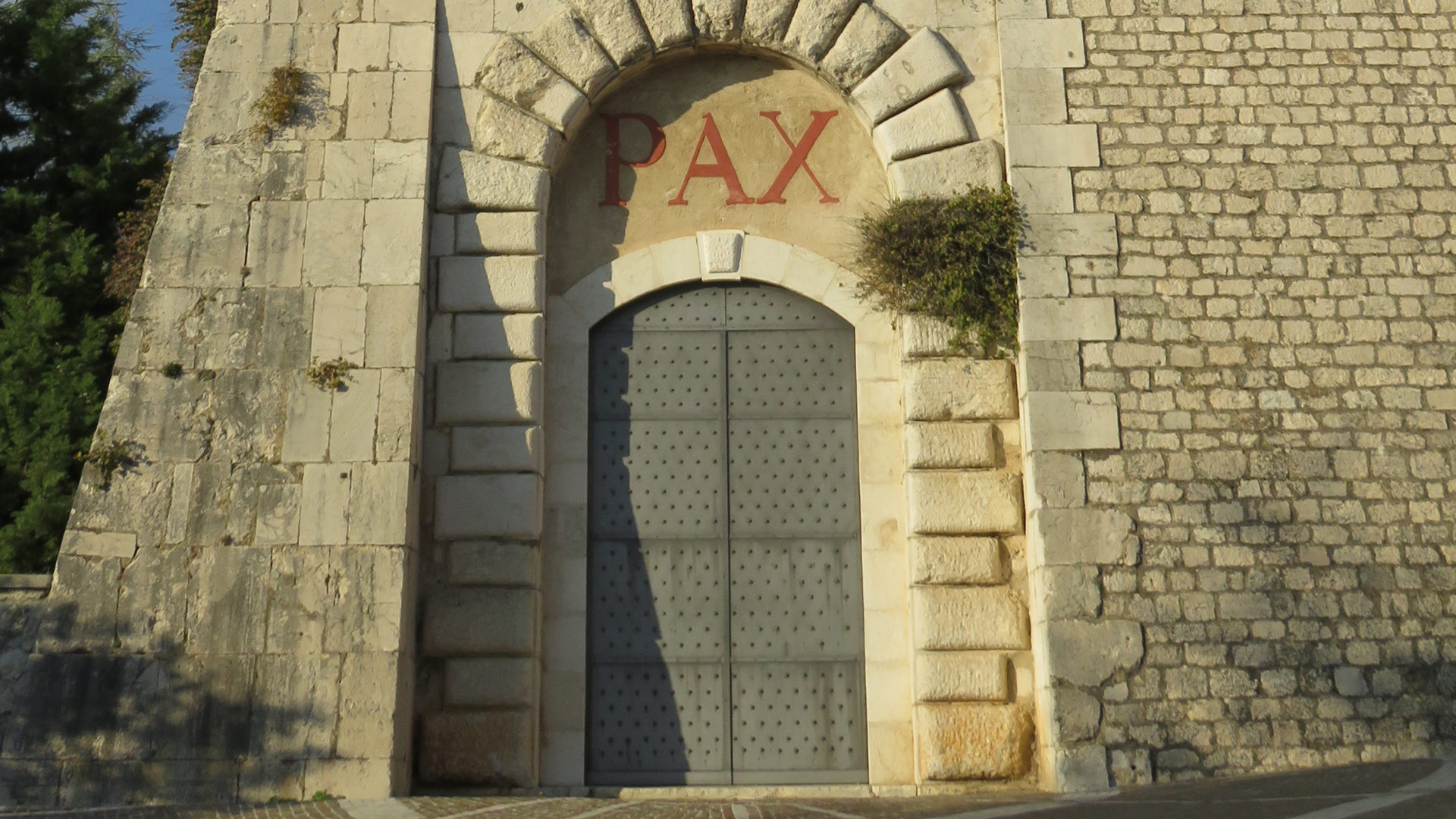 Friedensgruss über der Eingangstür des benediktinischen Ur-Klosters Montecassino.
