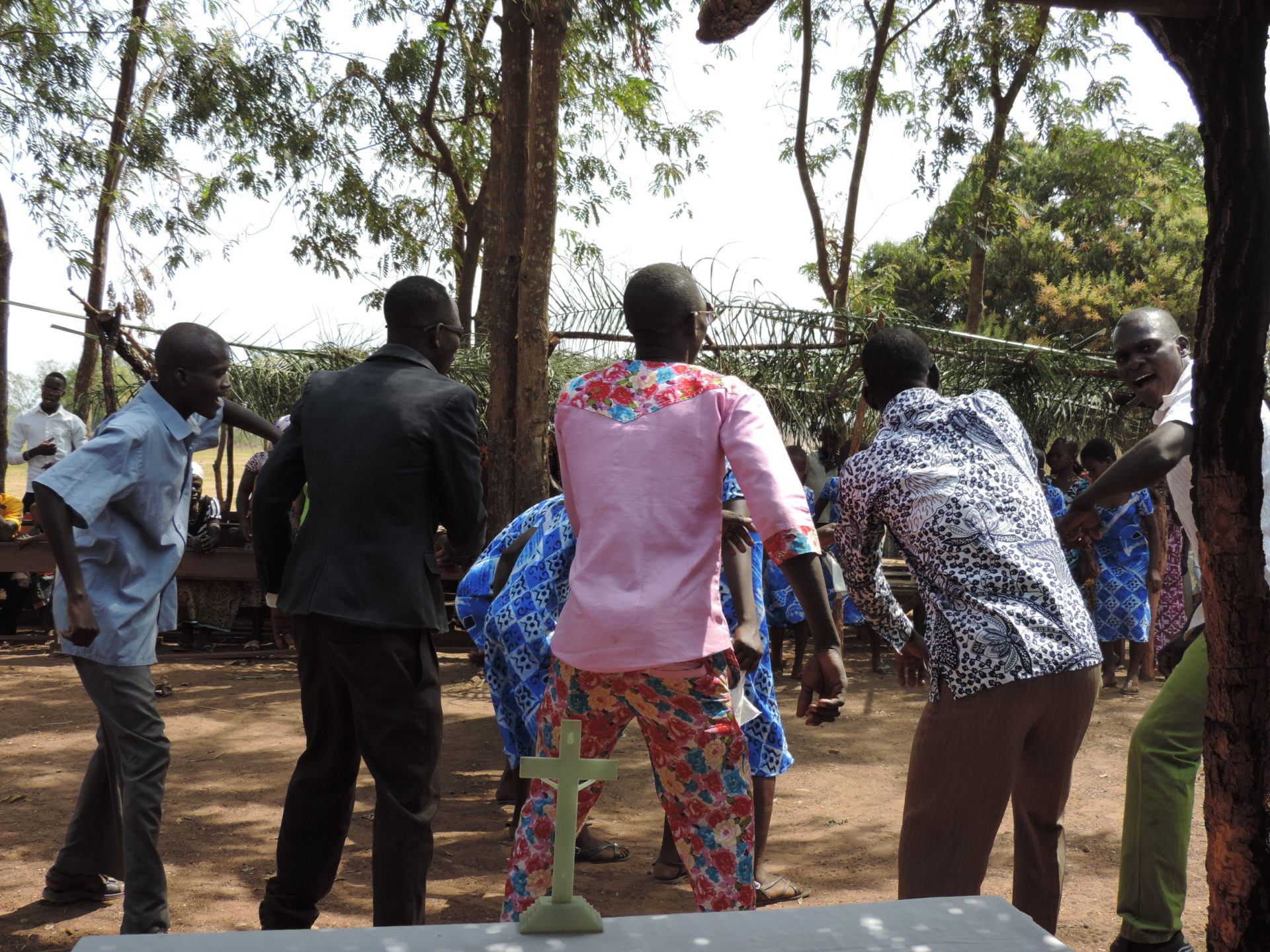 Christen und Christinnen in Kpassa in Ghana tanzen vor einem Kruzifix. Das Leiden von Christus wurde an einem Karfreitag so gefeiert