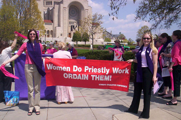 Frauen leisten priesterliche Dienste - ordiniert sie!©Women’s Ordination Conference, mit freundlicher Genehmigung: www.womensordination.org