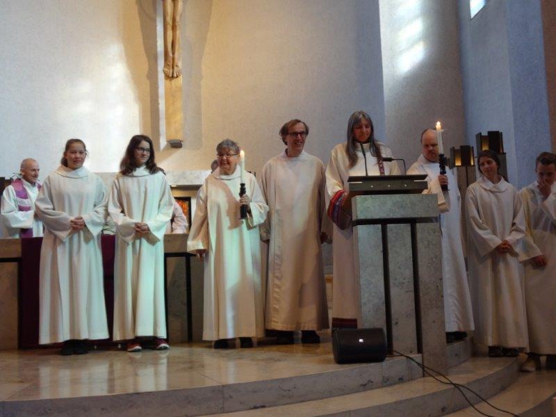 Menschen mit und ohne geistiger Behinderung gestalten gemeinsam einen Gottesdienst