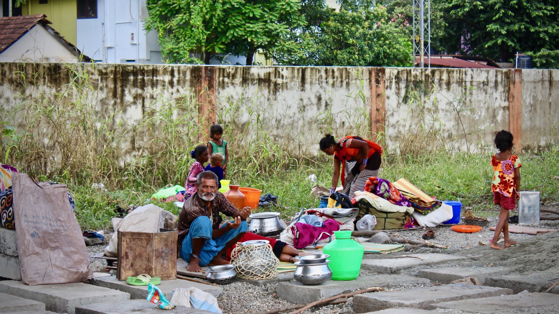 Unter einer Brücke lebende Migranten in Kollam, Kerala.