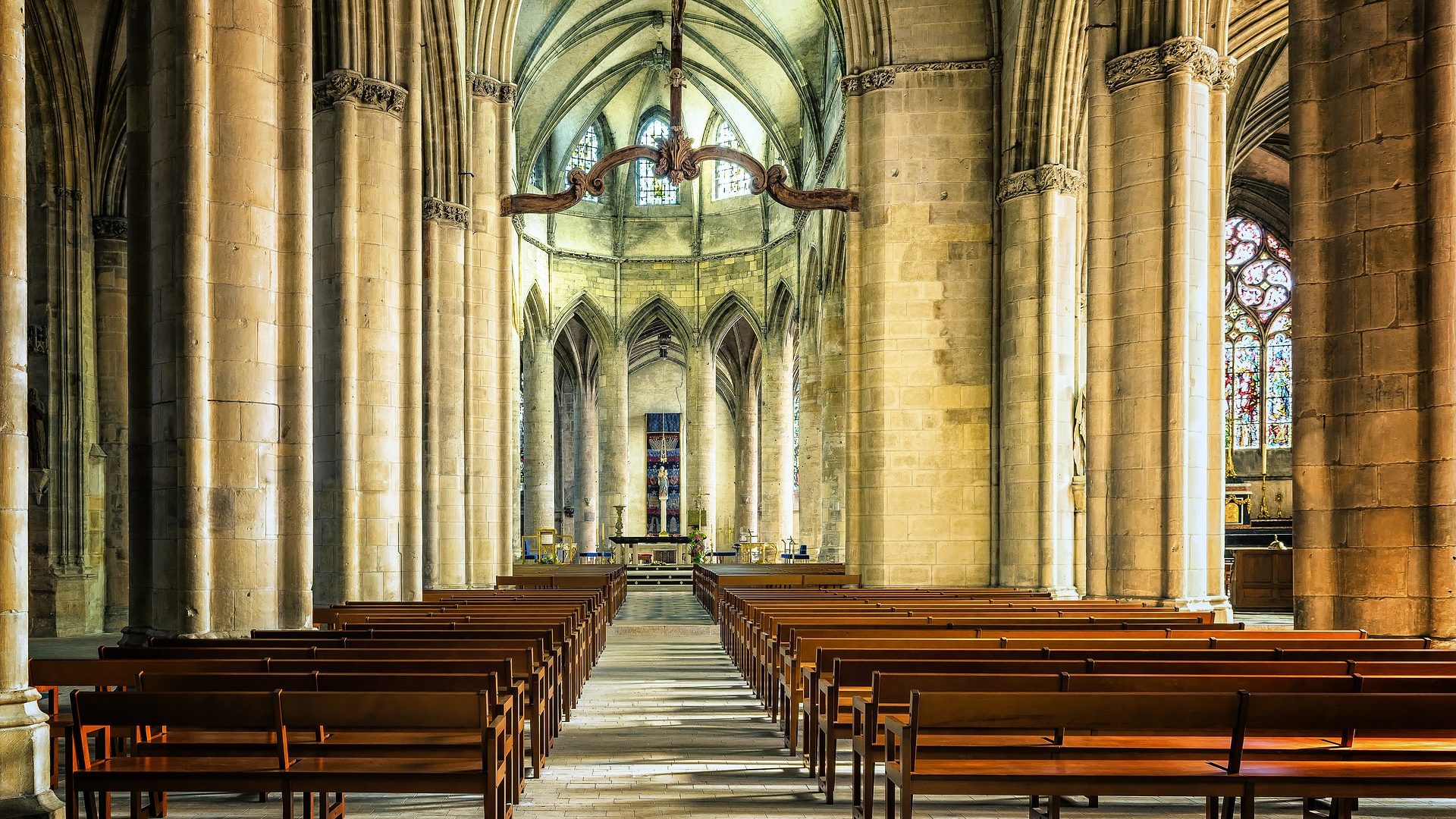 Leere Kirchenbänke
