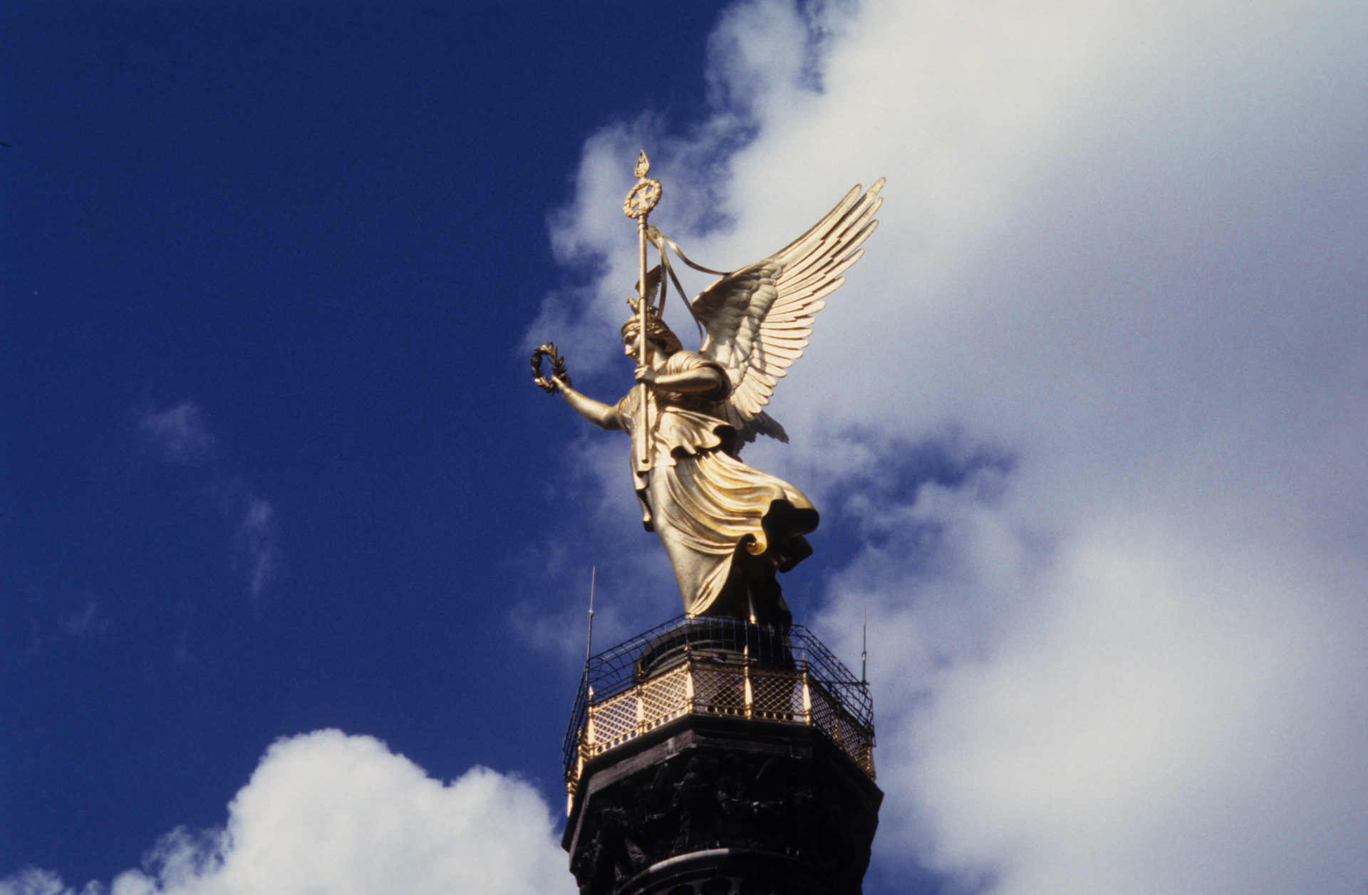 Siegessäule ("Goldelse") über dem Tiergarten in Berlin-Mitte.