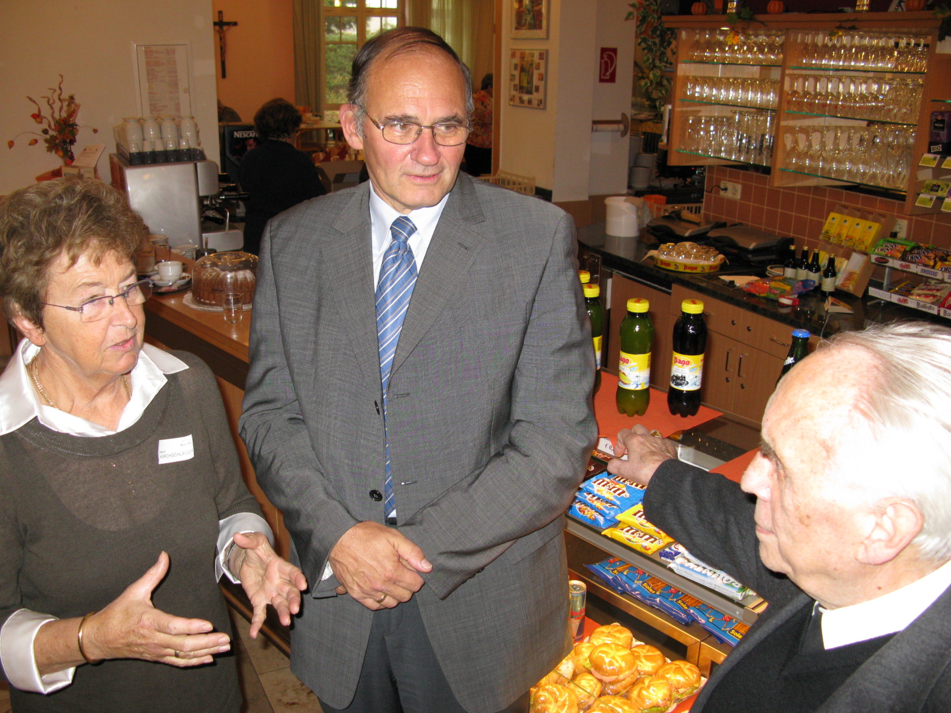 Walter Kirchschläger mit seiner Frau Heidi und dem Wiener Weihbischof Helmut Krätzl © Archivbild Walter Ludin, Wien 2008.
