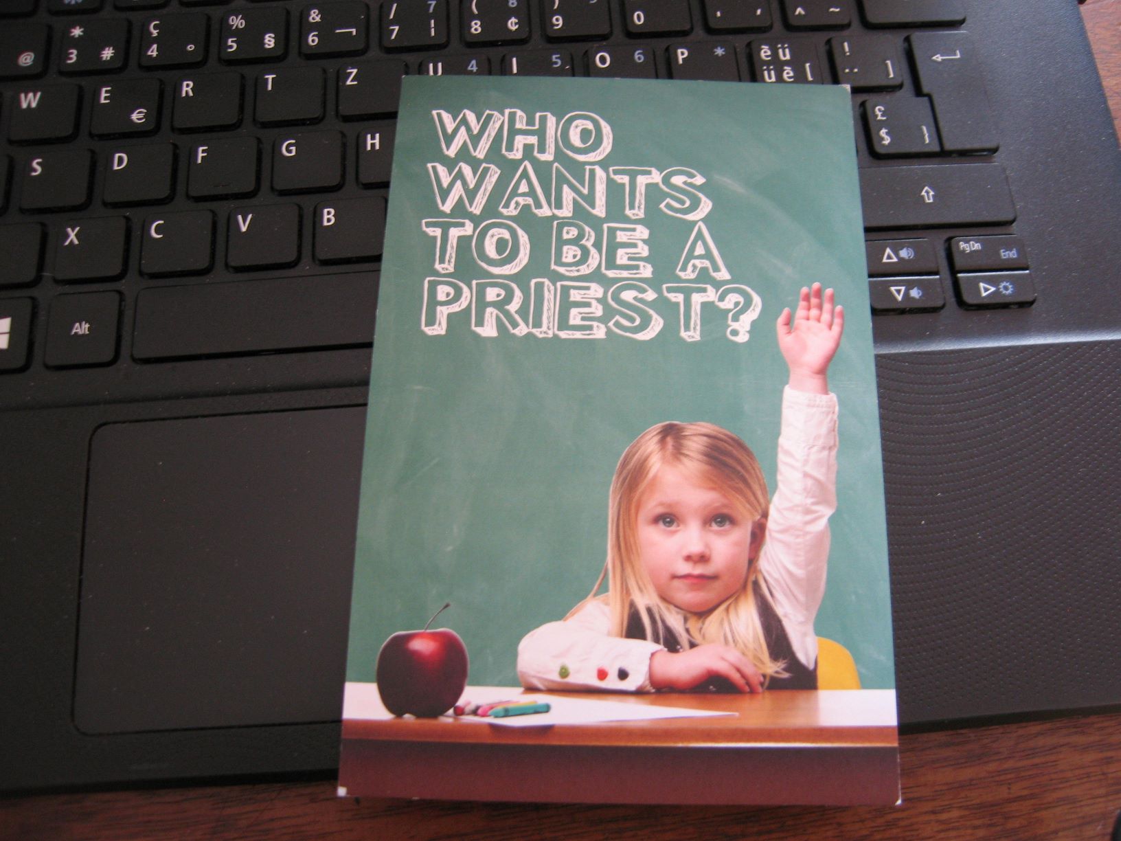 "Wer möchte Priester werden". Fotokarte,  Quelle unbekannt.