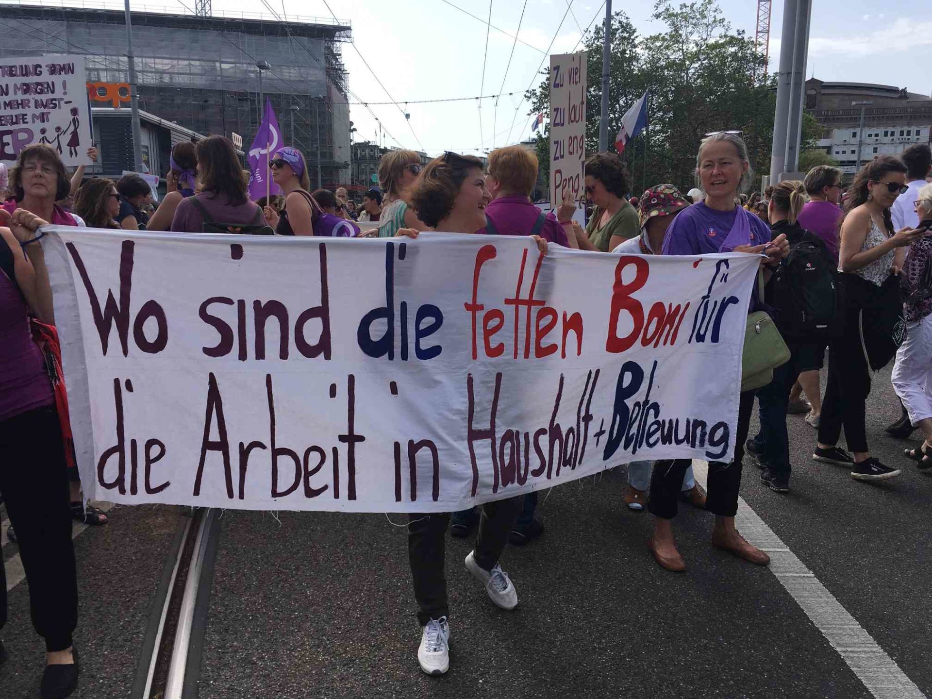 und wo sind die Boni für ehrenamtliche Arbeit? Frauenstreik 2019 Bild: Karin Reinmüller